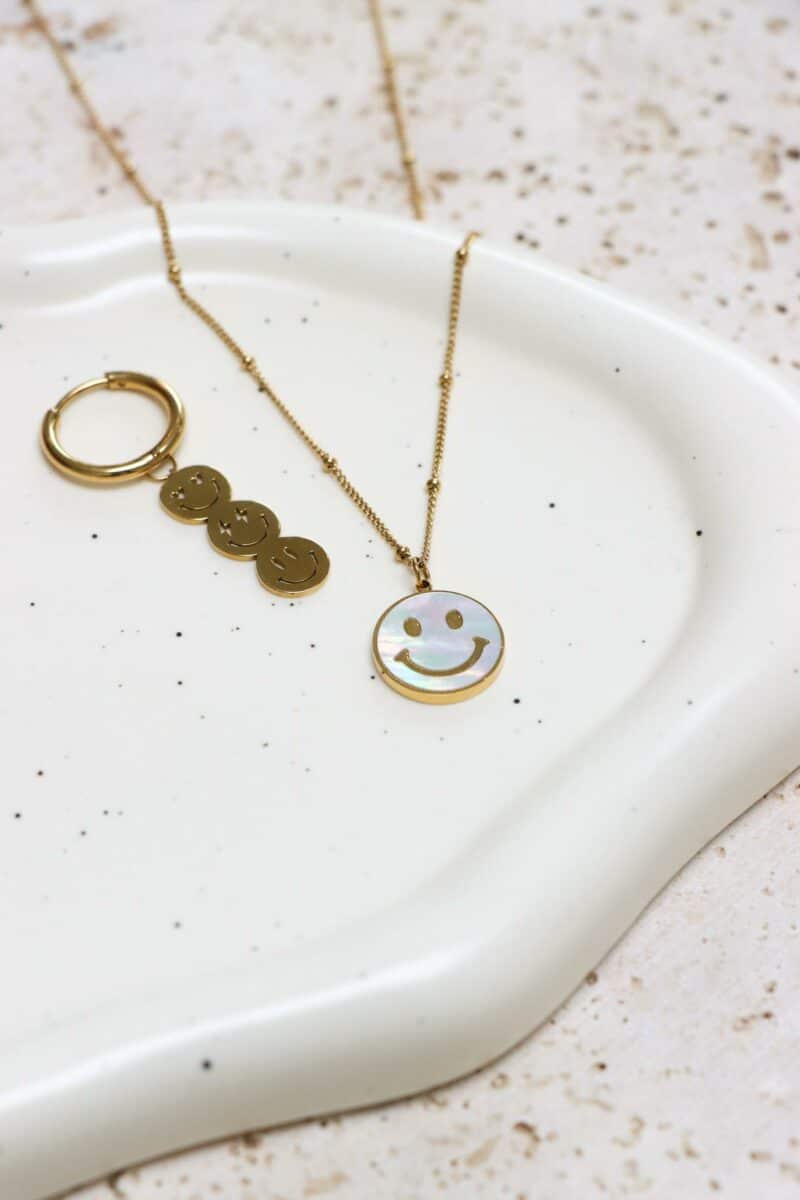 Shiny smiley necklace gold
