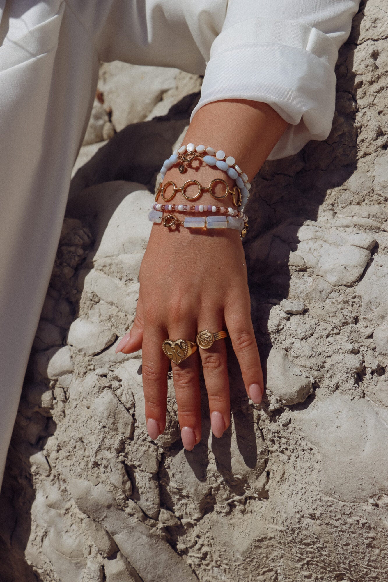 Shiny white bracelet gold