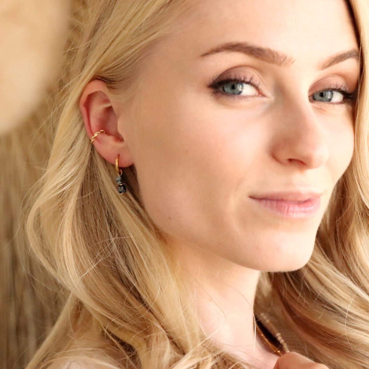 Single twisted ear cuff gold