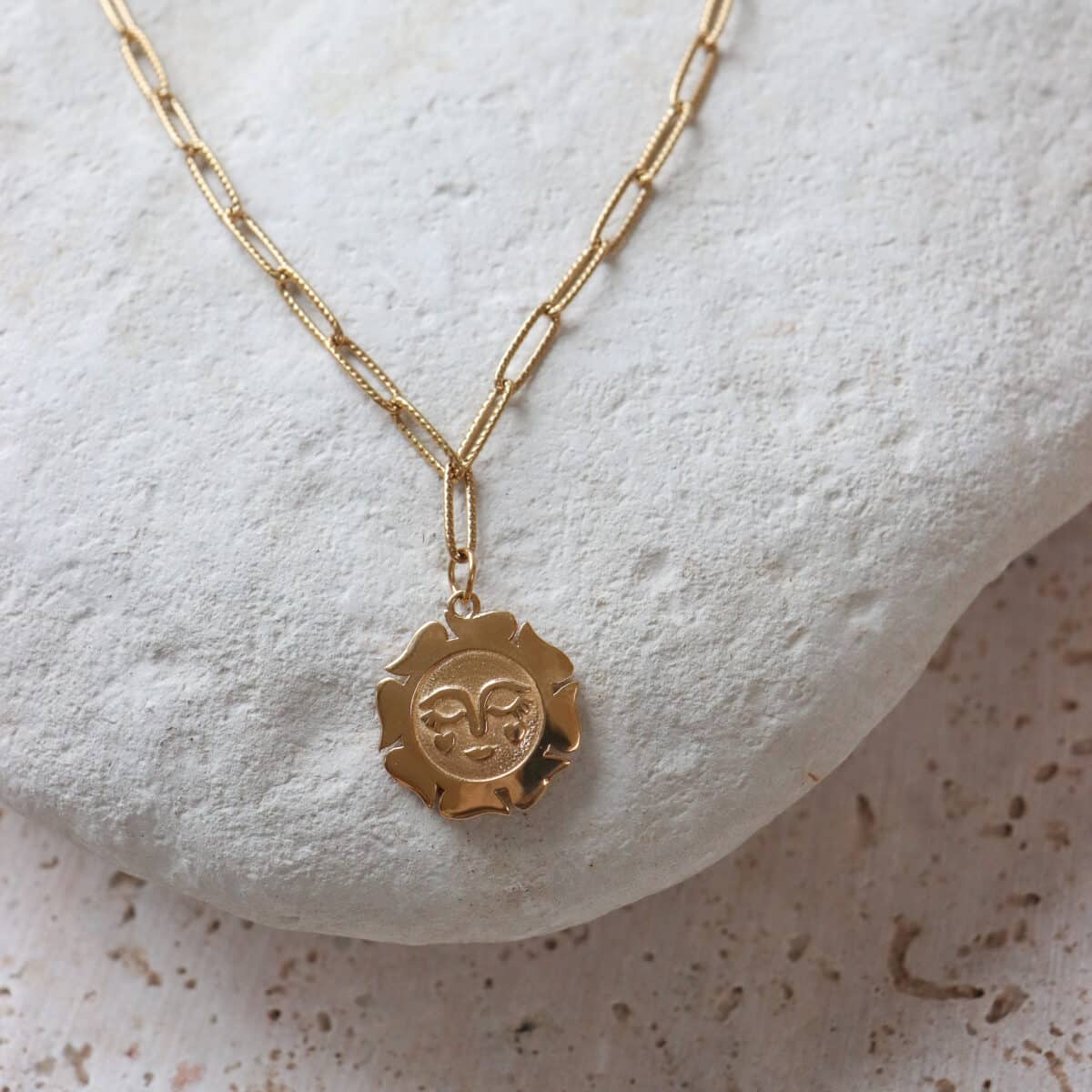 Smiling sun necklace gold
