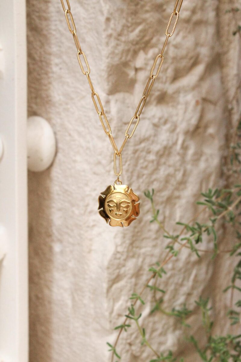 Smiling sun necklace gold