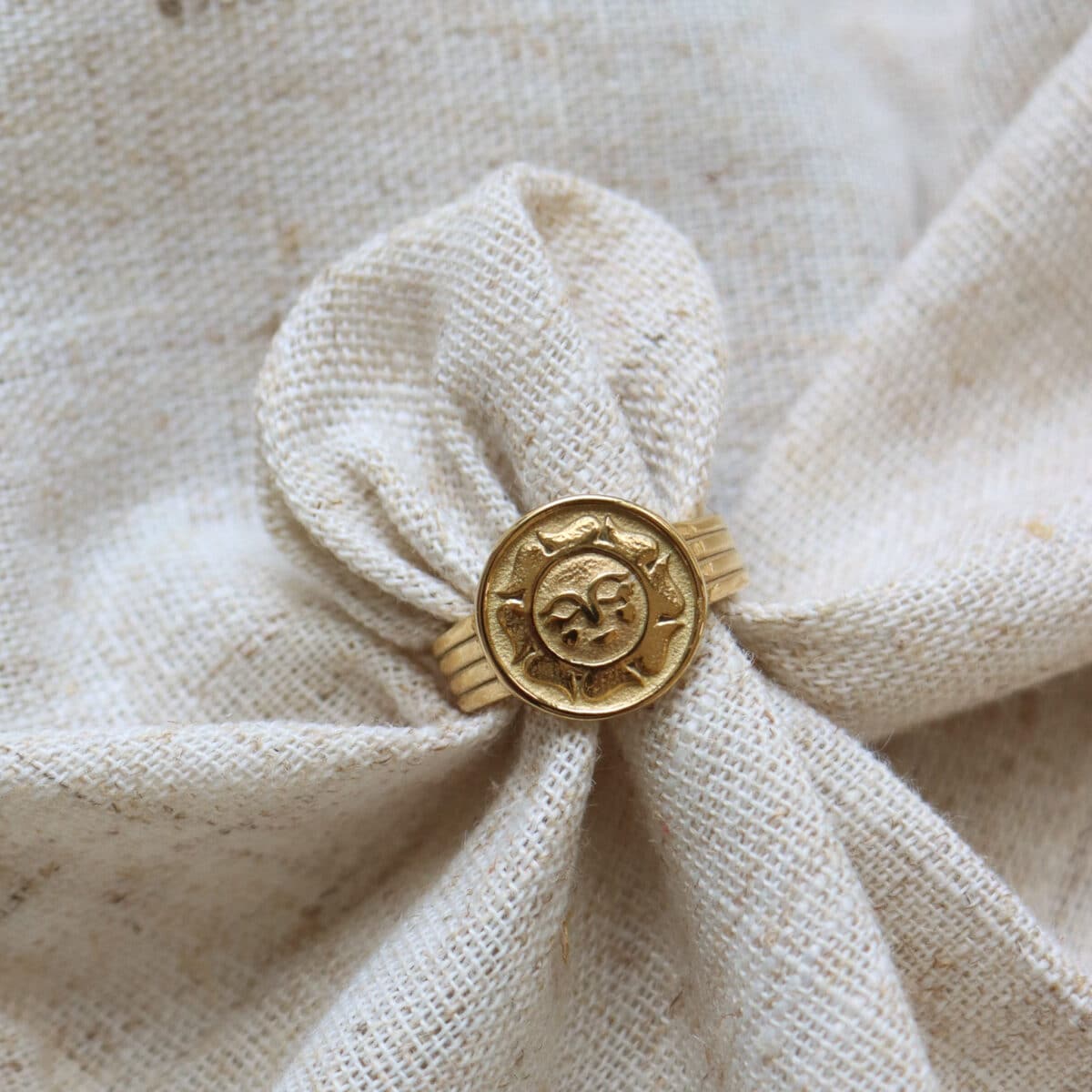 Smiling sun ring gold