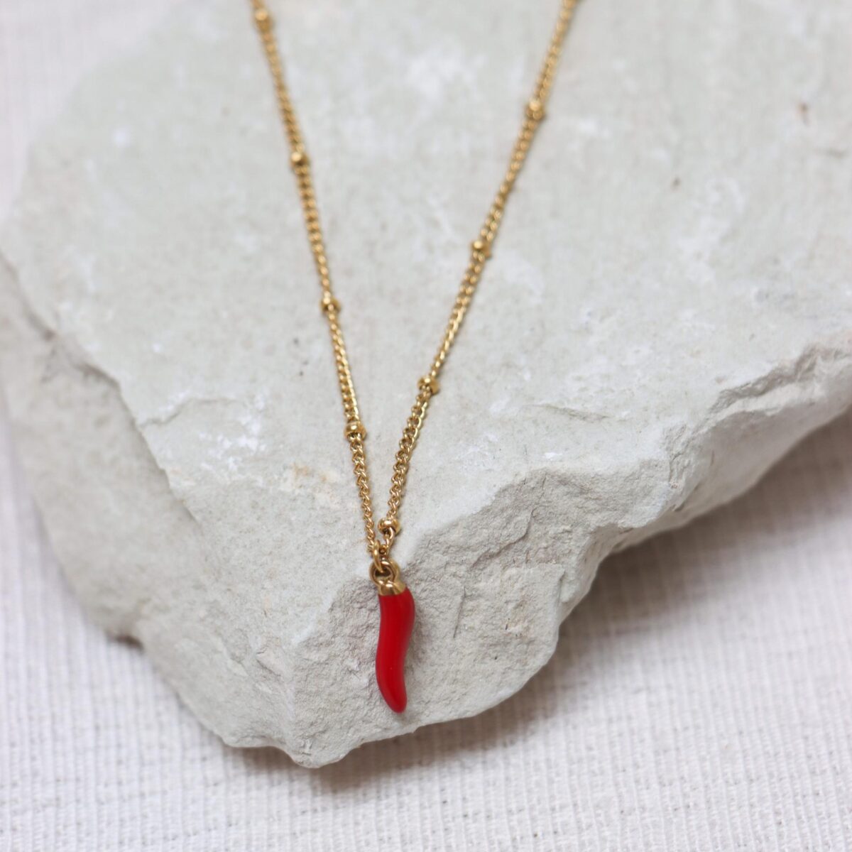 Spicy pepper necklace gold