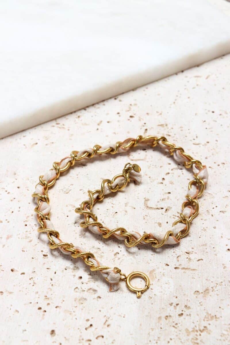 Summer knot beige necklace gold