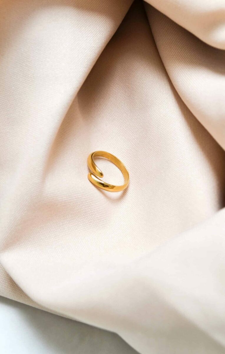 Tail ring gold