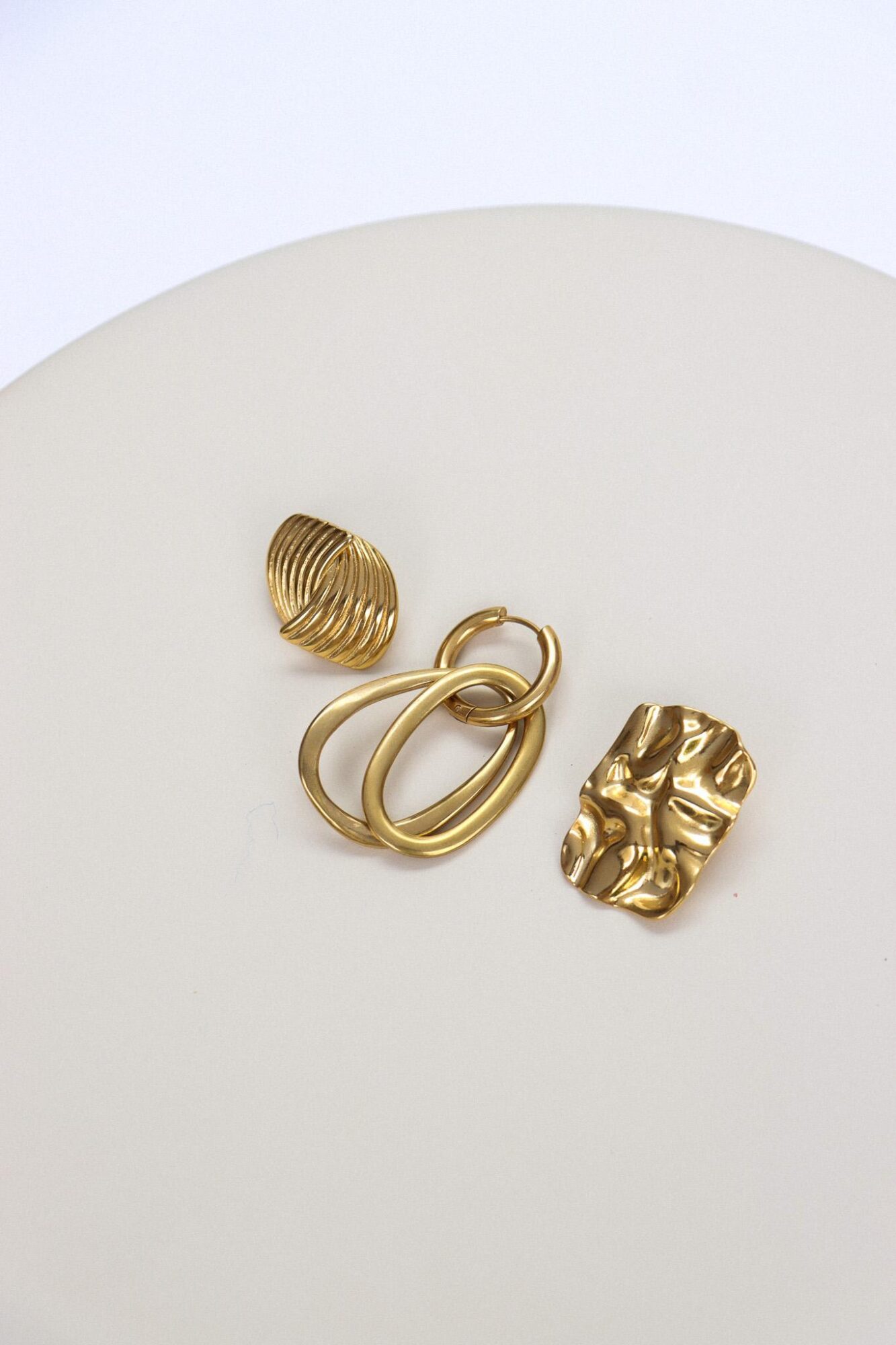 Twice around hoop gold