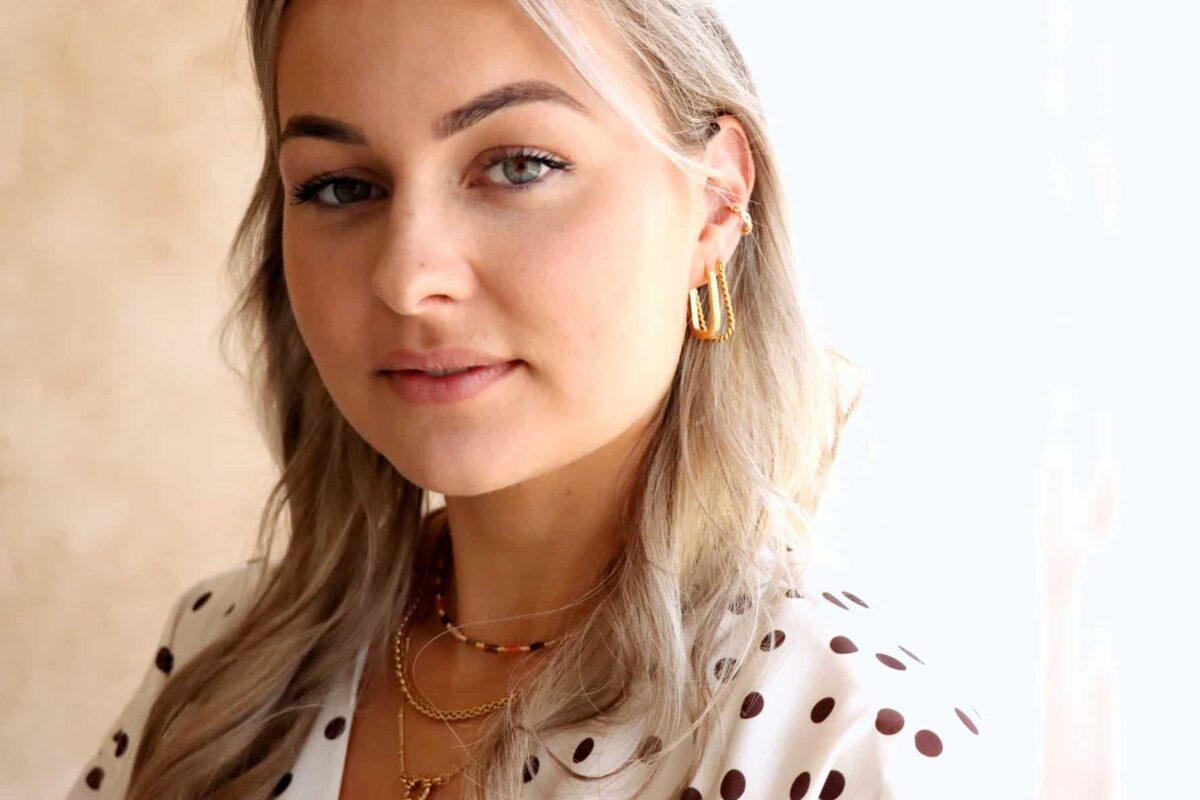 Twisted oval hoop gold