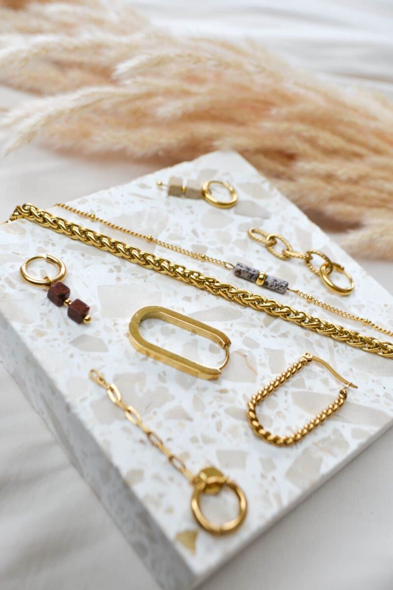 Twisted oval hoop gold