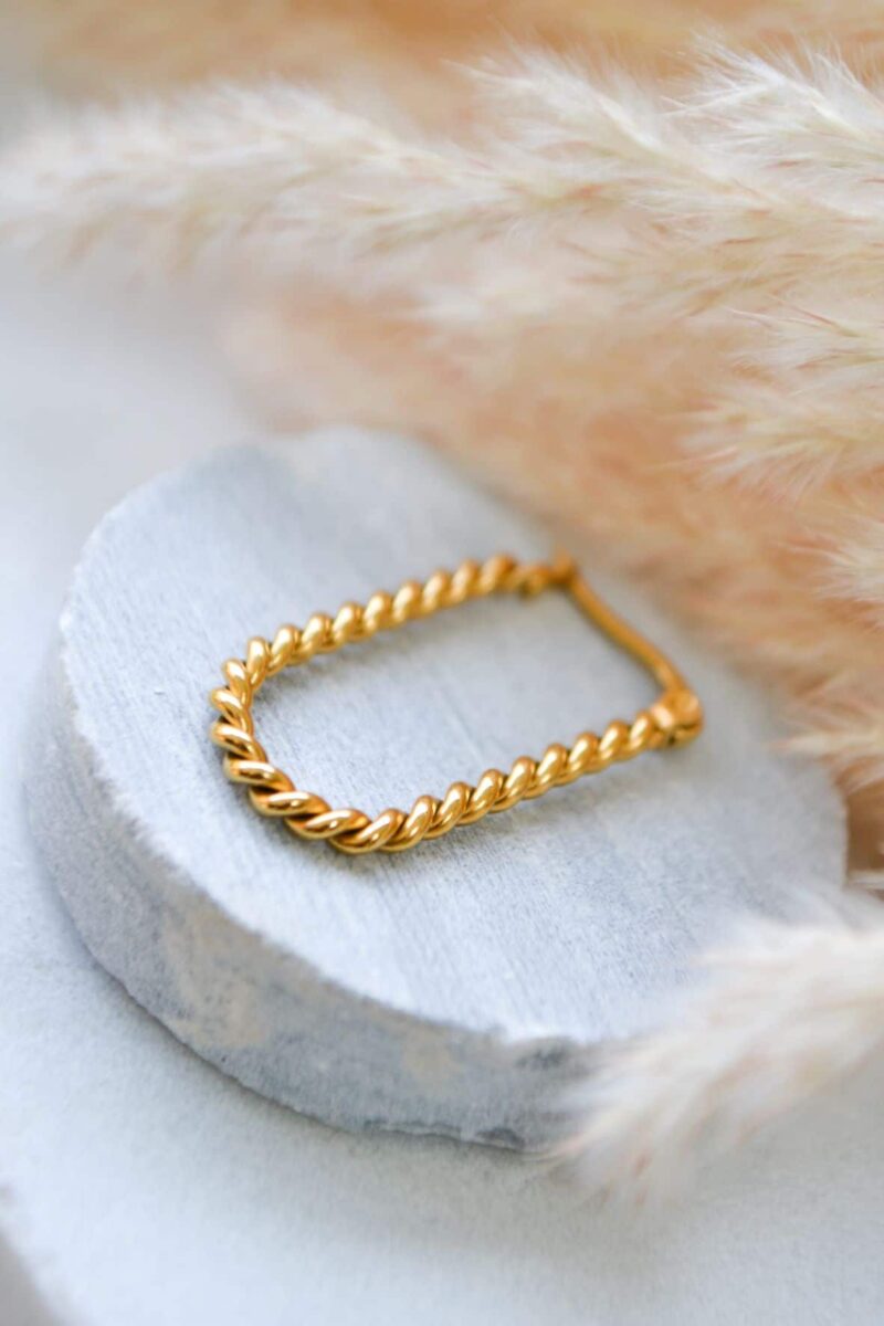 Twisted oval hoop gold