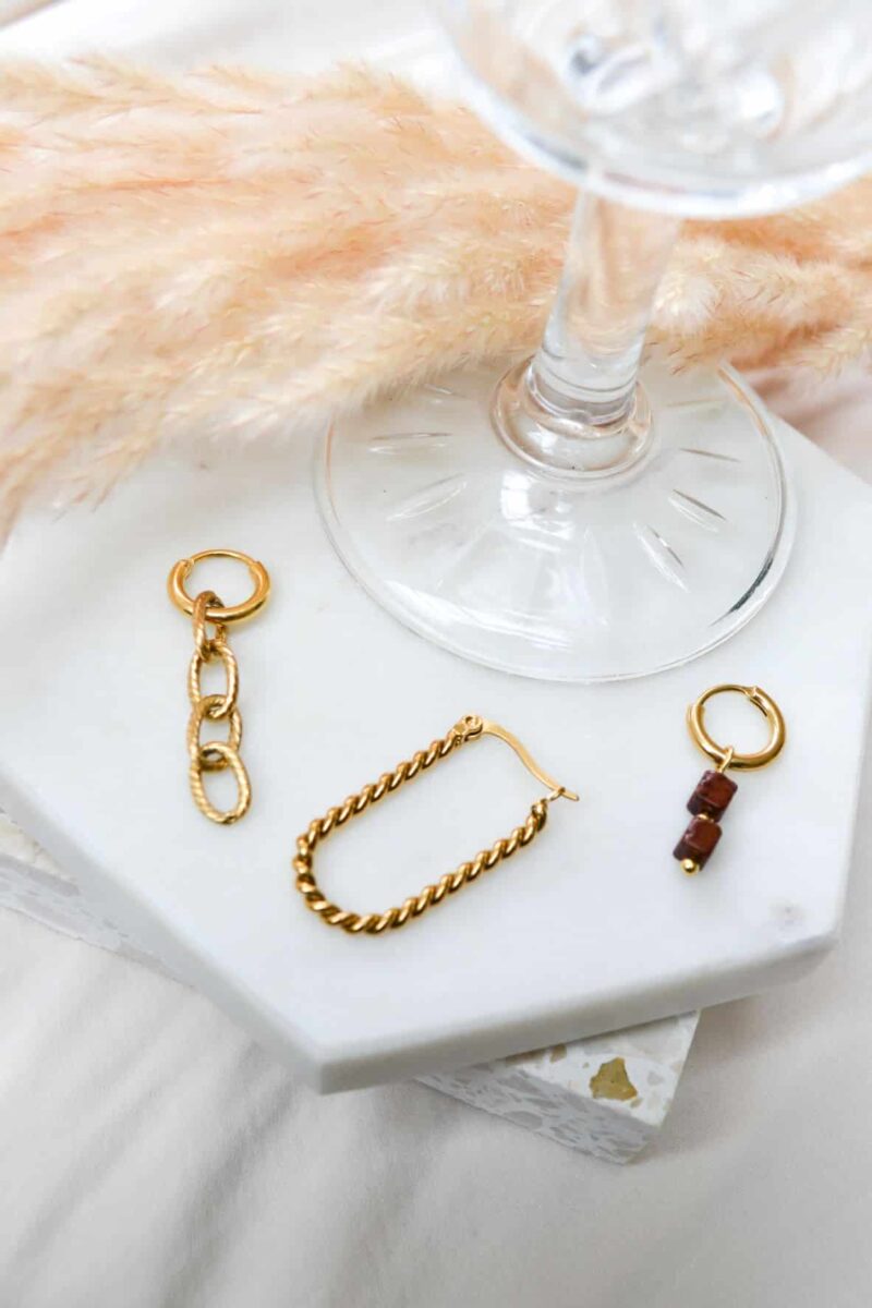 Twisted oval hoop gold