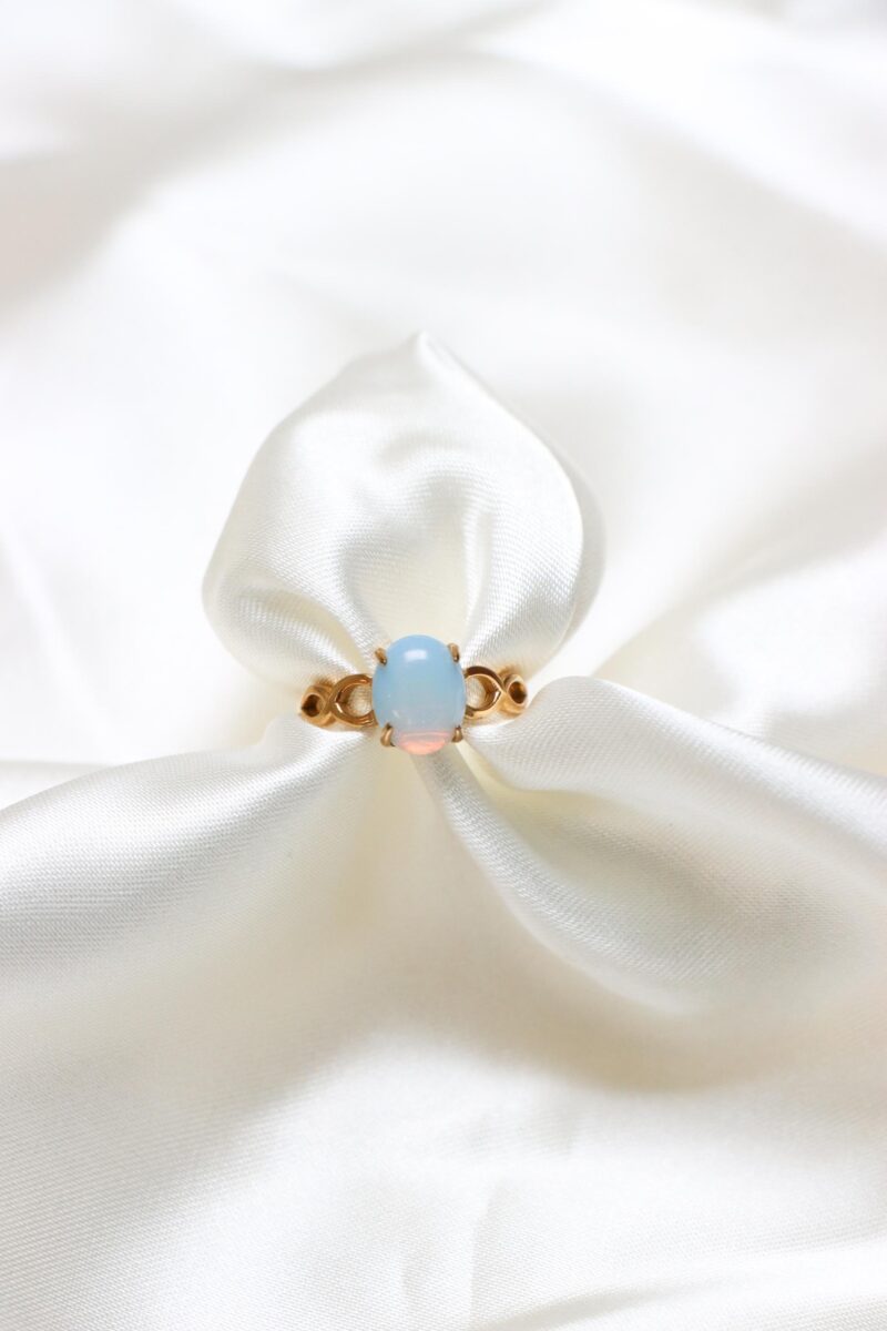 Wavy opal ring gold