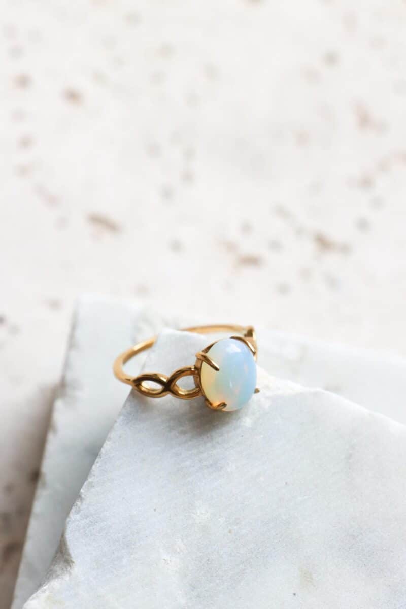 Wavy opal ring gold
