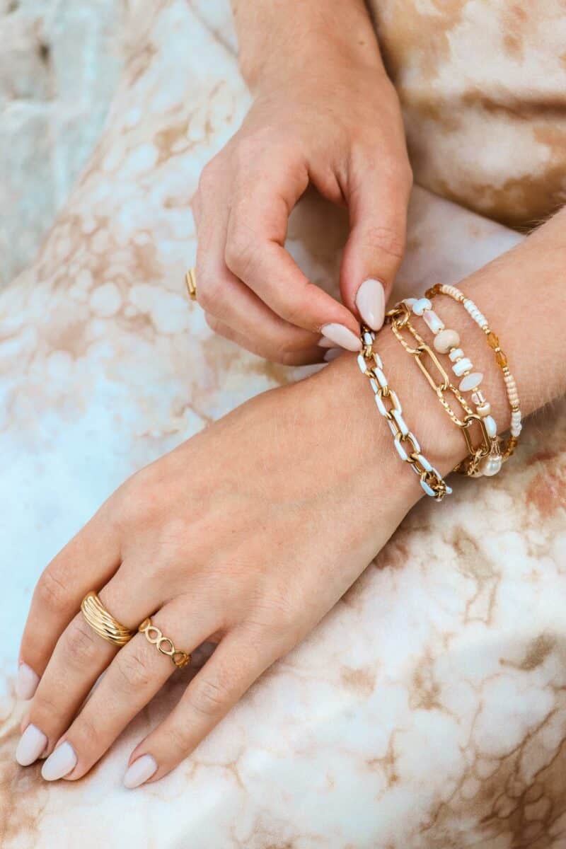 White beach bracelet gold