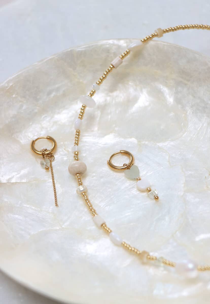 White beach necklace gold