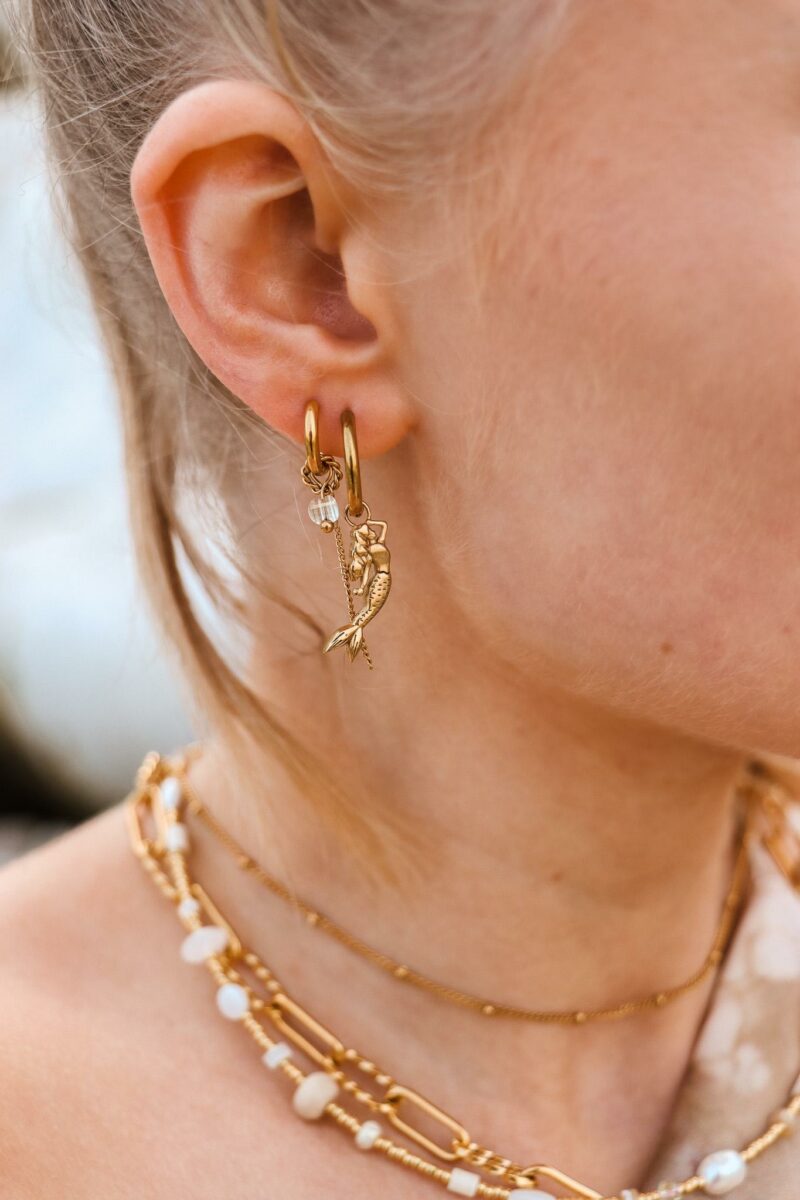 White beach necklace gold
