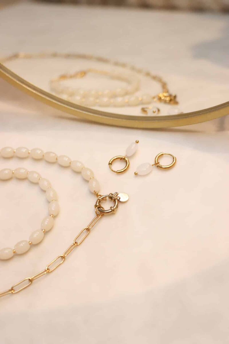 White lily bracelet gold
